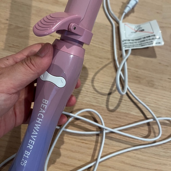 The Beachwaver B1.25 rotating curling iron - Picture 2 of 5